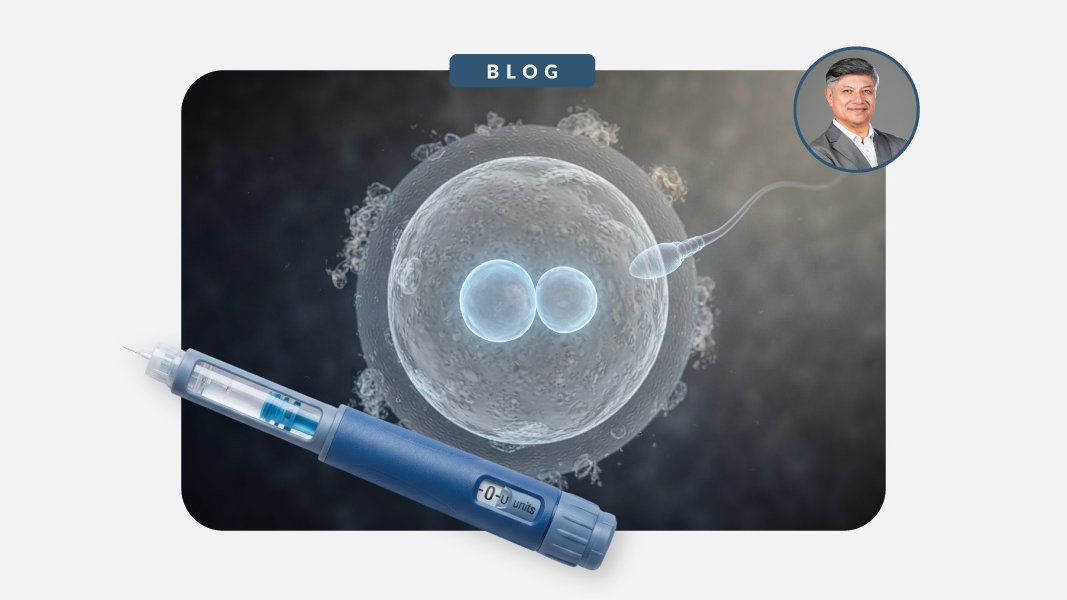 Caneta aplicadora de medicamento em primeiro plano e, ao fundo, a ilustração de um óvulo com um espermatozoide se aproximando; no canto, a foto do Dr. Carlos Portocarrero.